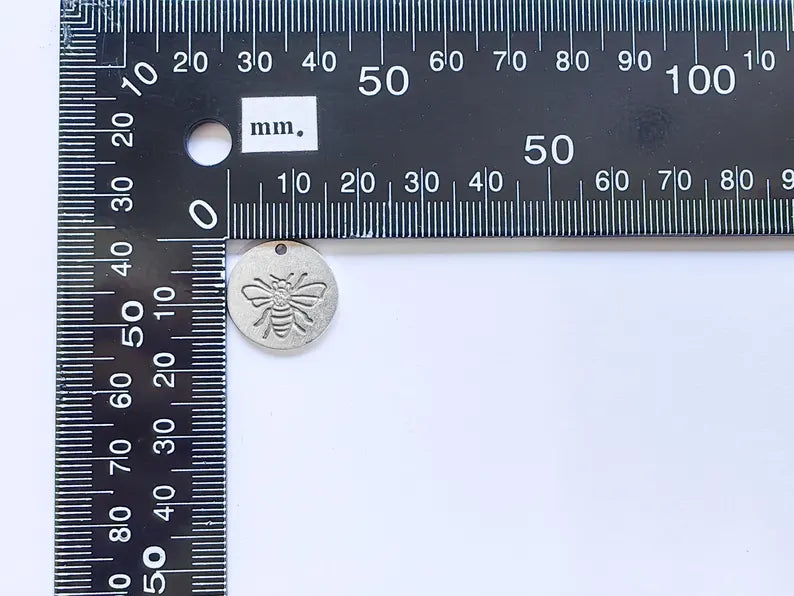 4 Bee Charms, Round Boho Charm, Earring Charm, Dangle Pendant, Necklace Parts, Antique Silver Plated Metal 17mm G36886