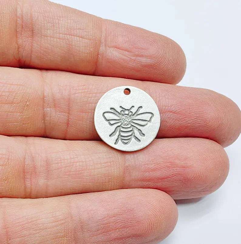 4 Bee Charms, Round Boho Charm, Earring Charm, Dangle Pendant, Necklace Parts, Antique Silver Plated Metal 17mm G36886