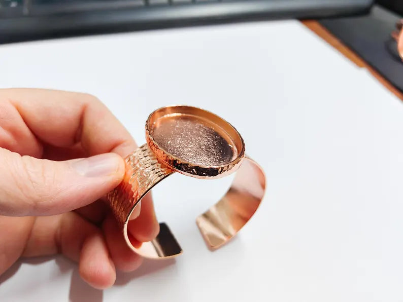 Rose Gold Bracelet blank Resin cuff Dry flower inlay blank Cuff bezel cabochon base Hammered adjustable Rose gold plated (40x30mm ) G37020