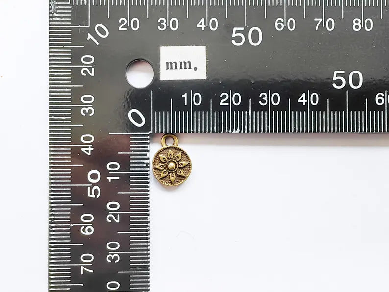 4 Bronze Round Flower Charm, Earring Charms, Dangle Bracelet Charms, Necklace Parts, Antique Bronze Plated 13x10mm G37028