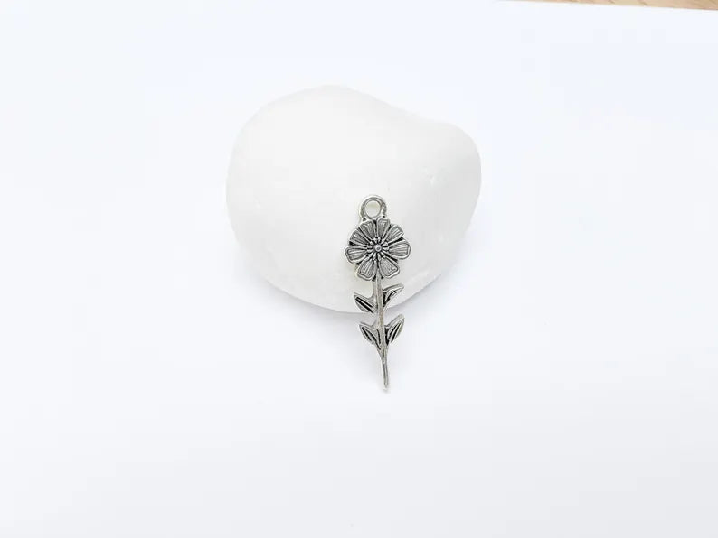 2 Daisy Flower Charm, Boho Floral Pendant, Spring Flower Charm, Botanical Jewelry Supply Findings, Antique Silver Plated 35x12mm G37007