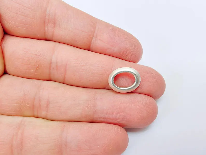10 Oval Circle Connector, Minimalist Jewelry Component for DIY Jewelry Parts, Antique Silver Plated Findings (14x11mm) G37117