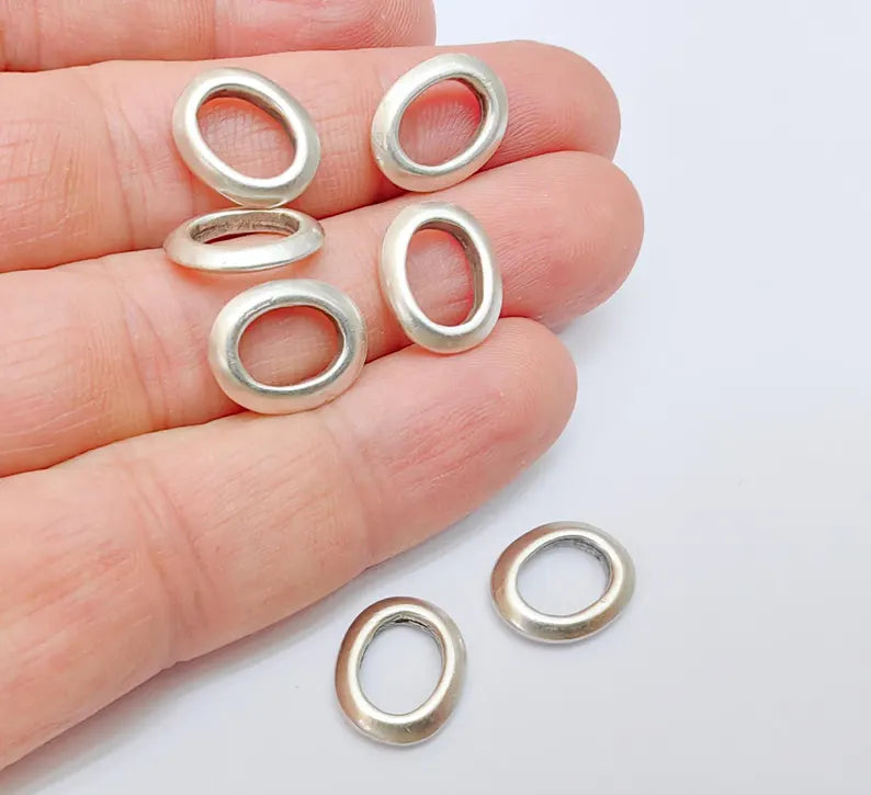 10 Oval Circle Connector, Minimalist Jewelry Component for DIY Jewelry Parts, Antique Silver Plated Findings (14x11mm) G37117
