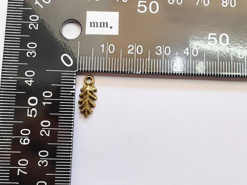5 Oak Charms, Leaf Charms, Minimalist Boho Charm, Earring Charms, Dangle Pendant, Necklace Parts, Antique Bronze Plated 15x6mm G37124