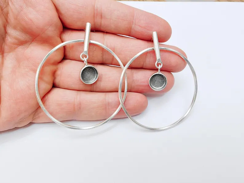 Minimalist Circle Drop Earrings, Antique Silver Plated Geometric Hoops with Small Bezel Charm, Modern Lightweight Jewelry 10mm blank G37139
