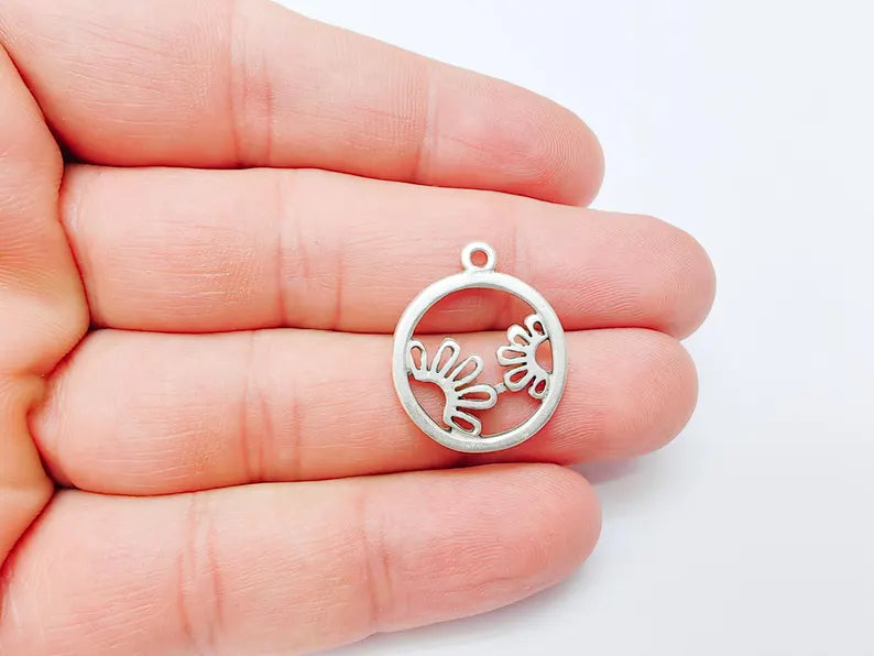 2 Round Flower Frame Pendant, Cut Out Floral Charm, Silver Botanical Boho Jewelry, Nature Pendant, Antique Silver Plated 24x20mm G37174