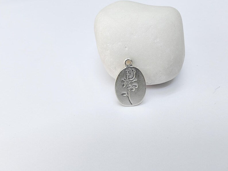 4 Rose Oval Charm, Embossed Flower Pendant,Floral Oval Tag for Bracelet and Necklace, Romantic Jewelry, Antique Silver Plated 22x14mm G37188