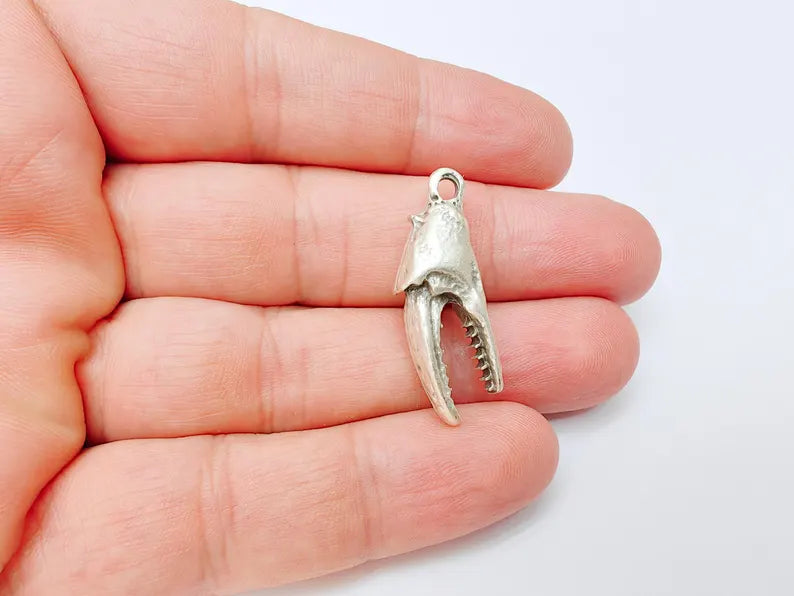 Crab Claw Pendant, Ocean Themed Charm, Realistic Lobster Claw, Rustic Nautical Jewelry Supplies, Antique Silver Plated 34x12mm G37228