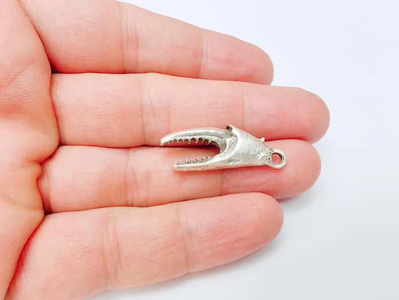Crab Claw Pendant, Ocean Themed Charm, Realistic Lobster Claw, Rustic Nautical Jewelry Supplies, Antique Silver Plated 34x12mm G37228