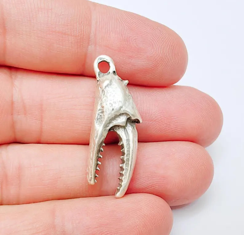 Crab Claw Pendant, Ocean Themed Charm, Realistic Lobster Claw, Rustic Nautical Jewelry Supplies, Antique Silver Plated 34x12mm G37228