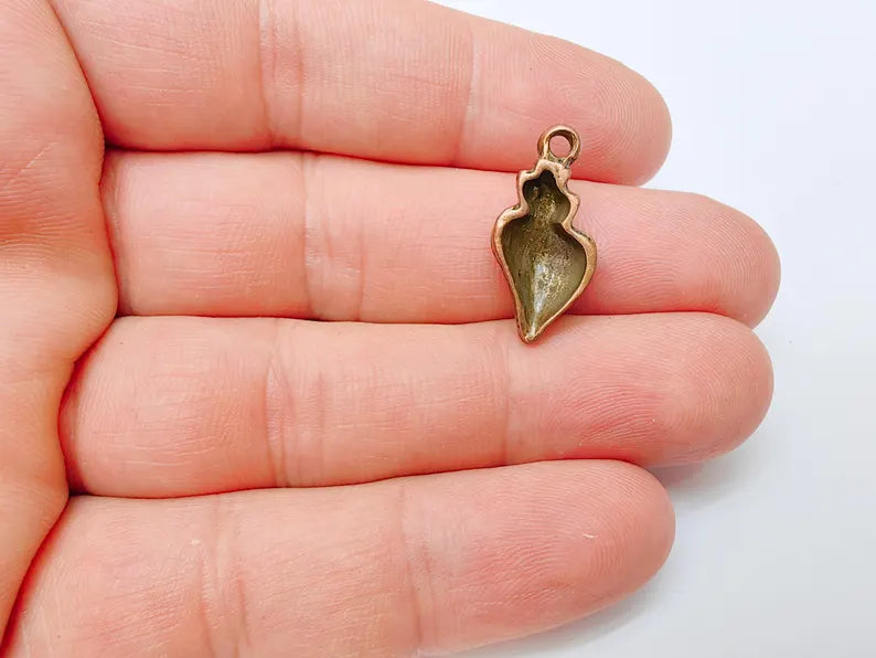 4 Conch Shell Charm Pendant, Sea Shell Beach Jewelry Supply, Ocean Boho Charm, Marine Nautical Pendant, Antique Copper Plated 23x10mm G37284