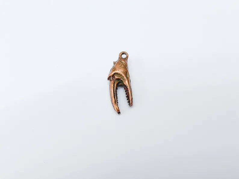 Crab Claw Pendant, Ocean Themed Charm, Realistic Lobster Claw, Rustic Nautical Jewelry Supplies, Antique Copper Plated 34x12mm G37298