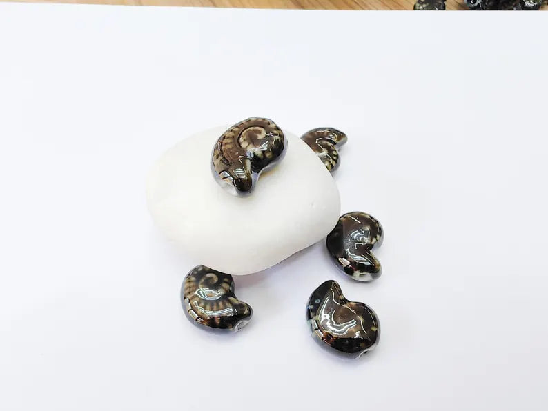 Black Porcelain Nautilus Beads, Ceramic Shell Bead, Summer Sea Bead, Ocean Jewelry Supply, Beach Theme Beads, Ammonite Beads 20x16mm G37175