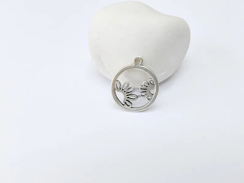 2 Round Flower Frame Pendant, Cut Out Floral Charm, Silver Botanical Boho Jewelry, Nature Pendant, Antique Silver Plated 24x20mm G37174