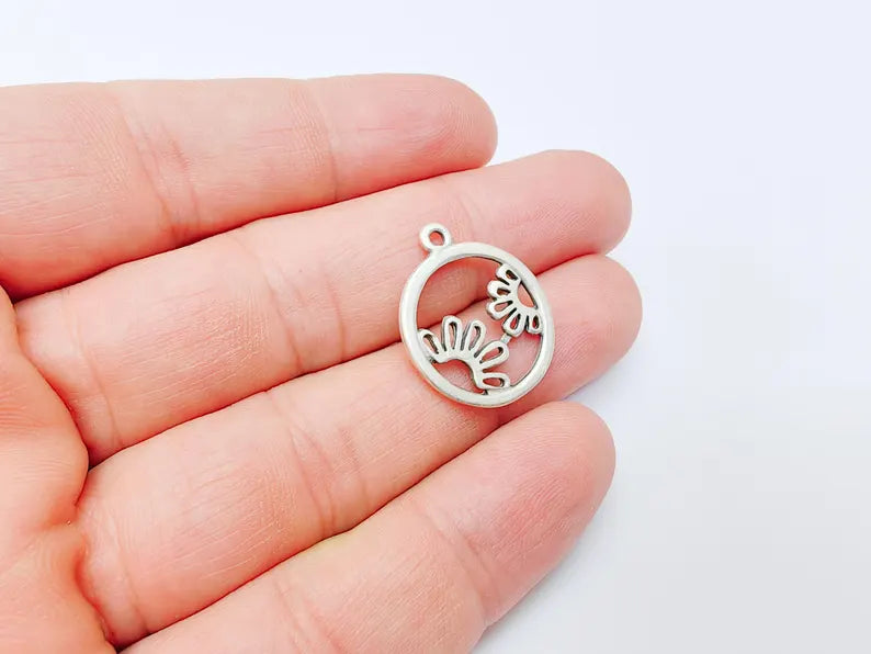 2 Round Flower Frame Pendant, Cut Out Floral Charm, Silver Botanical Boho Jewelry, Nature Pendant, Antique Silver Plated 24x20mm G37174