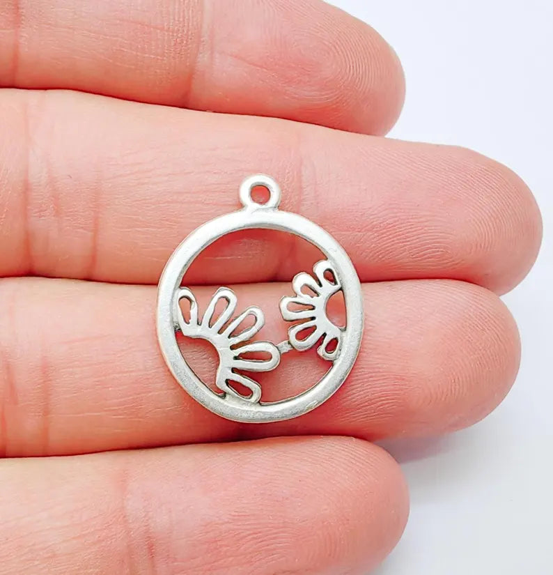 2 Round Flower Frame Pendant, Cut Out Floral Charm, Silver Botanical Boho Jewelry, Nature Pendant, Antique Silver Plated 24x20mm G37174