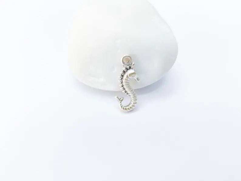 4 Seahorse Charm, Silver Ocean Pendant, Beach Jewelry Supply, Nautical Boho Charm, Sea Life Pendant, Antique Silver Plated 22x8mm G37179