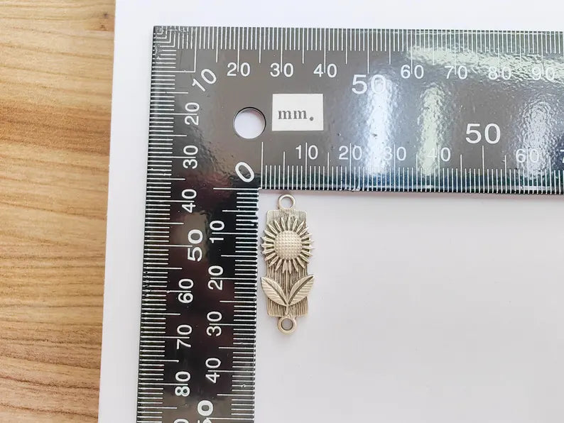 2 Sunflower Charm Connector , Floral Pendant, Herb Earring Charms, Sunflower Dangle Necklace Part, Antique Silver Plated 32x12mm G37212