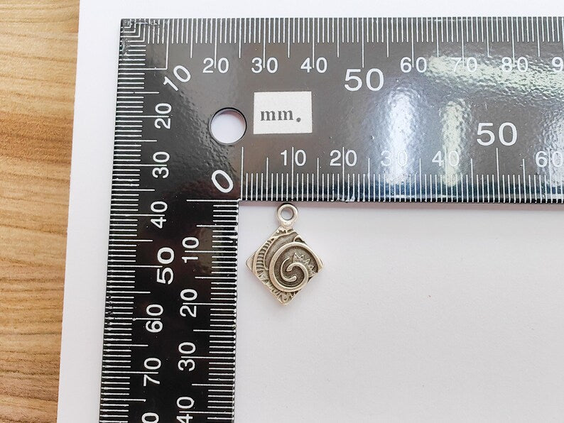 4 Square Tribal Spiral Charm, Abstract Swirl Pendant, Geometric Jewelry Component, Boho Ethnic Charms, Antique Silver Plated 20x15mm G37222