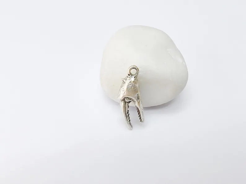 Crab Claw Pendant, Ocean Themed Charm, Realistic Lobster Claw, Rustic Nautical Jewelry Supplies, Antique Silver Plated 34x12mm G37228