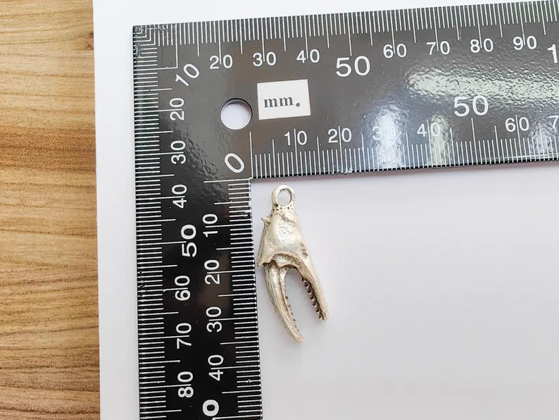 Crab Claw Pendant, Ocean Themed Charm, Realistic Lobster Claw, Rustic Nautical Jewelry Supplies, Antique Silver Plated 34x12mm G37228