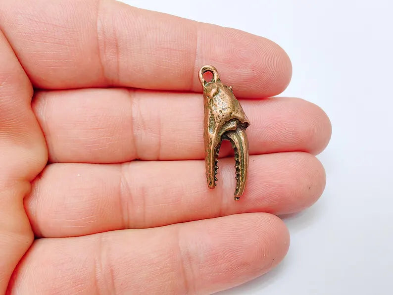 Crab Claw Pendant, Ocean Themed Charm, Realistic Lobster Claw, Rustic Nautical Jewelry Supplies, Antique Copper Plated 34x12mm G37298