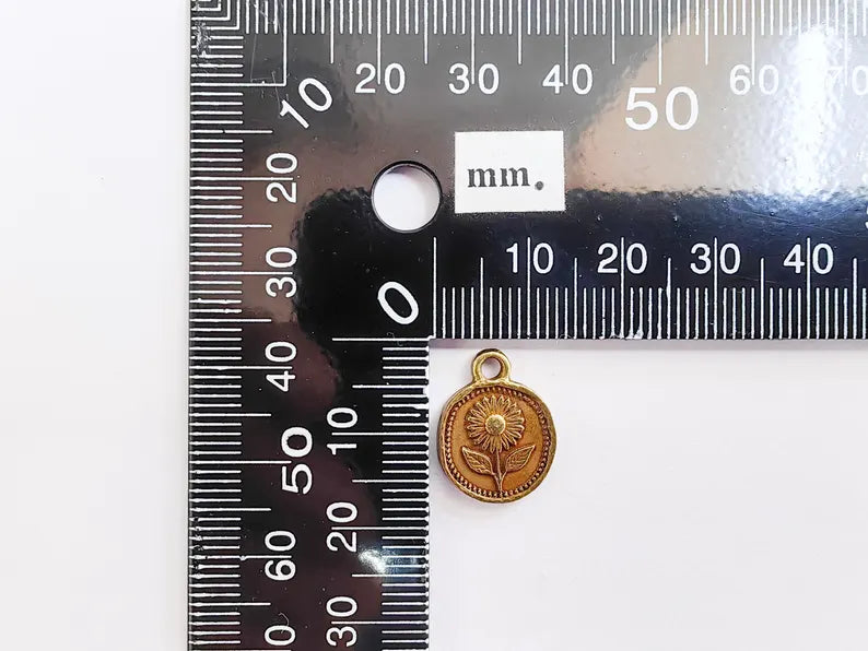 4 Sunflower Flower Charm, Double Sided Botanic Organic Shape Bracelet Charm, Nature Earring, Floral Tag, Antique Bronze Plated 16x13mm G37309