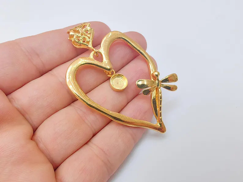Heart Pendant Bezel with Dragonfly, Large Brass Pendant, 8mm Bezel Cup, 24k Shiny Gold, Jewelry Making Supplies, G37360