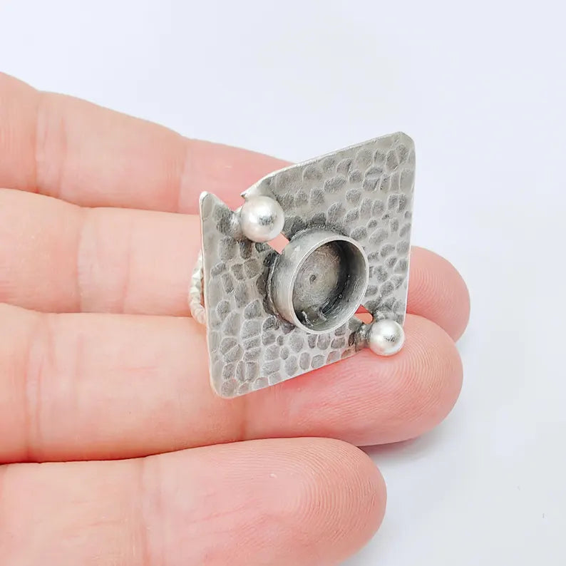 Adjustable Antique Silver Ring Base with 10mm Bezel, Hammered Brass Setting for DIY Jewelry, Textured Statement Ring G37412