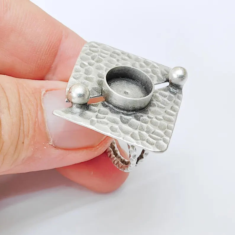 Adjustable Antique Silver Ring Base with 10mm Bezel, Hammered Brass Setting for DIY Jewelry, Textured Statement Ring G37412