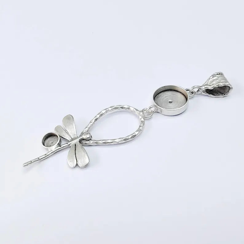 Dragonfly Pendant with 14mm Round Bezel, Hammered Frame, Antique Silver Plated Brass 92x24mm G37574