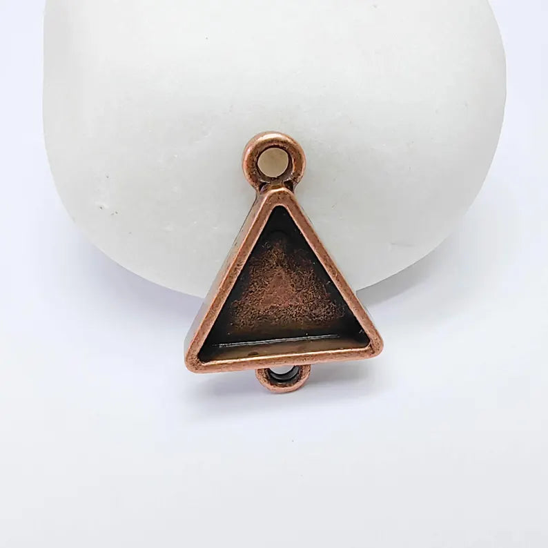Triangle Pendant Blank, 15mm Bezel, Antique Copper, Double Loop Connector, G37604