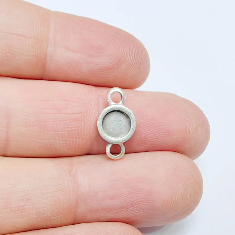 4 Small Connector Charm, 6mm Round Bezel Setting, Cabochon Mounting, Antique Silver Plated G37609