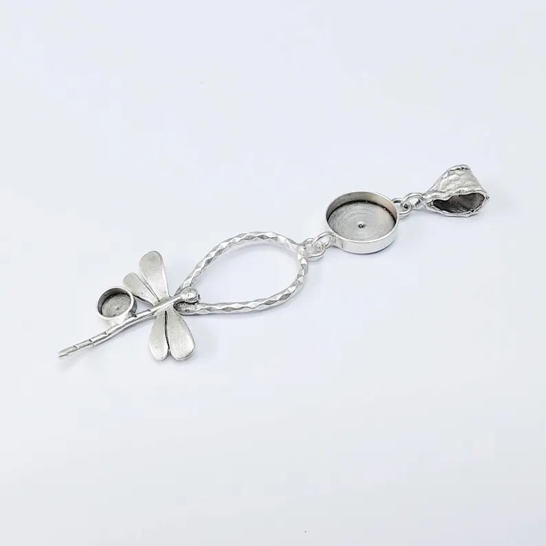 Dragonfly Pendant with 14mm Round Bezel, Hammered Frame, Antique Silver Plated Brass 92x24mm G37574