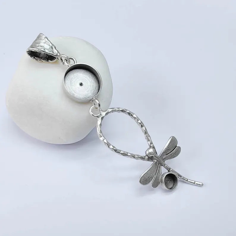 Dragonfly Pendant with 14mm Round Bezel, Hammered Frame, Antique Silver Plated Brass 92x24mm G37574