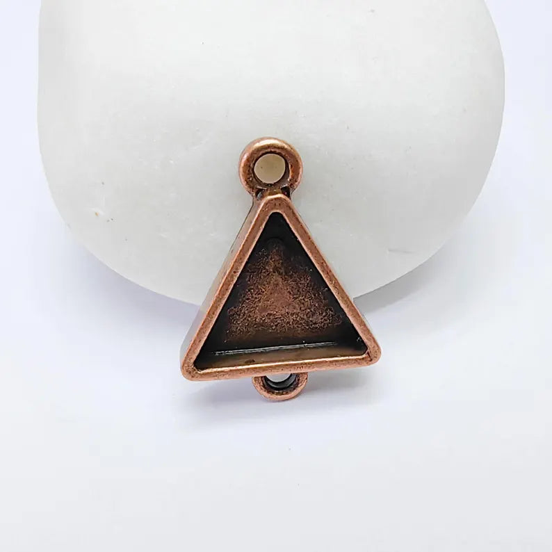 Triangle Pendant Blank, 15mm Bezel, Antique Copper, Double Loop Connector, G37604