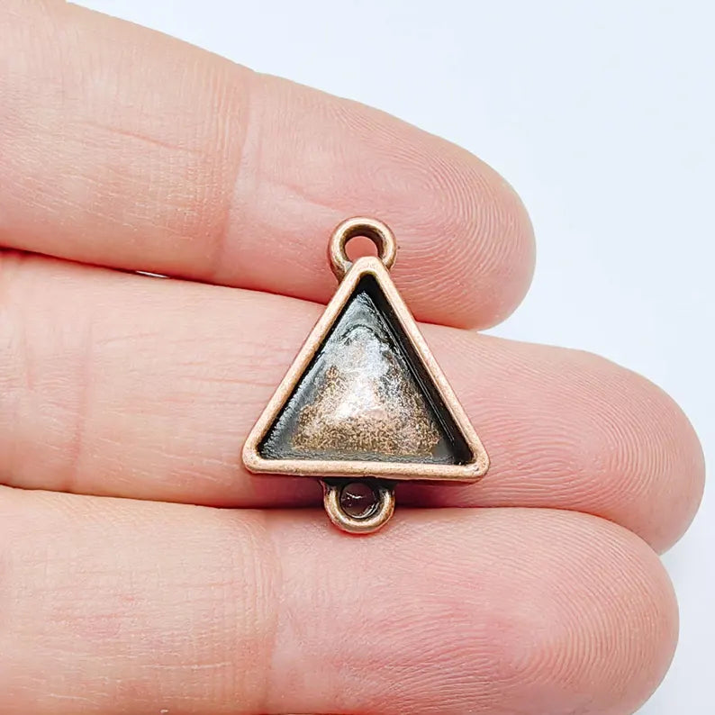 Triangle Pendant Blank, 15mm Bezel, Antique Copper, Double Loop Connector, G37604