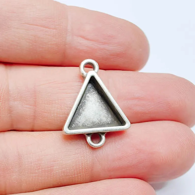 Triangle Pendant Blank, 15mm Bezel, Antique Silver, Double Loop Connector, G37650