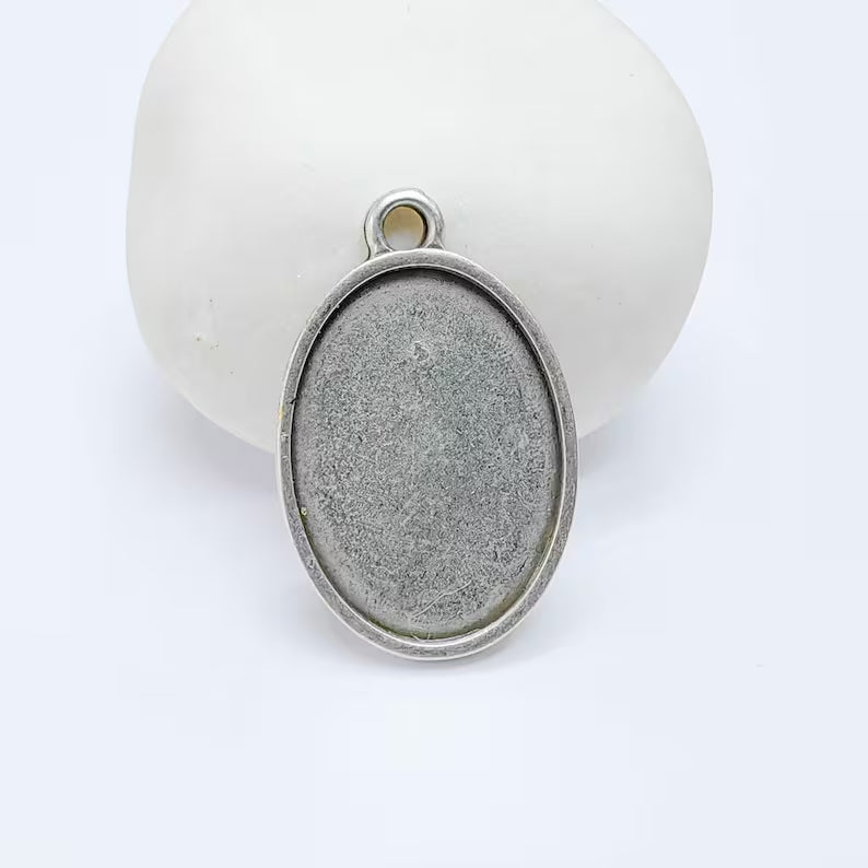 Oval Bezel Pendant, 25x18mm Inner Size, Antique Silver Plated Zamac Jewelry Finding, 31x20mm, G37718