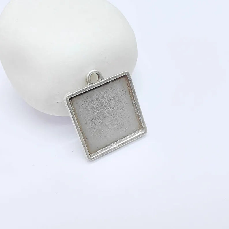 Square Bezel Pendant, 20mm Inner Size, Antique Silver Plated, Zamac Jewelry Finding, 26x22mm, G37724