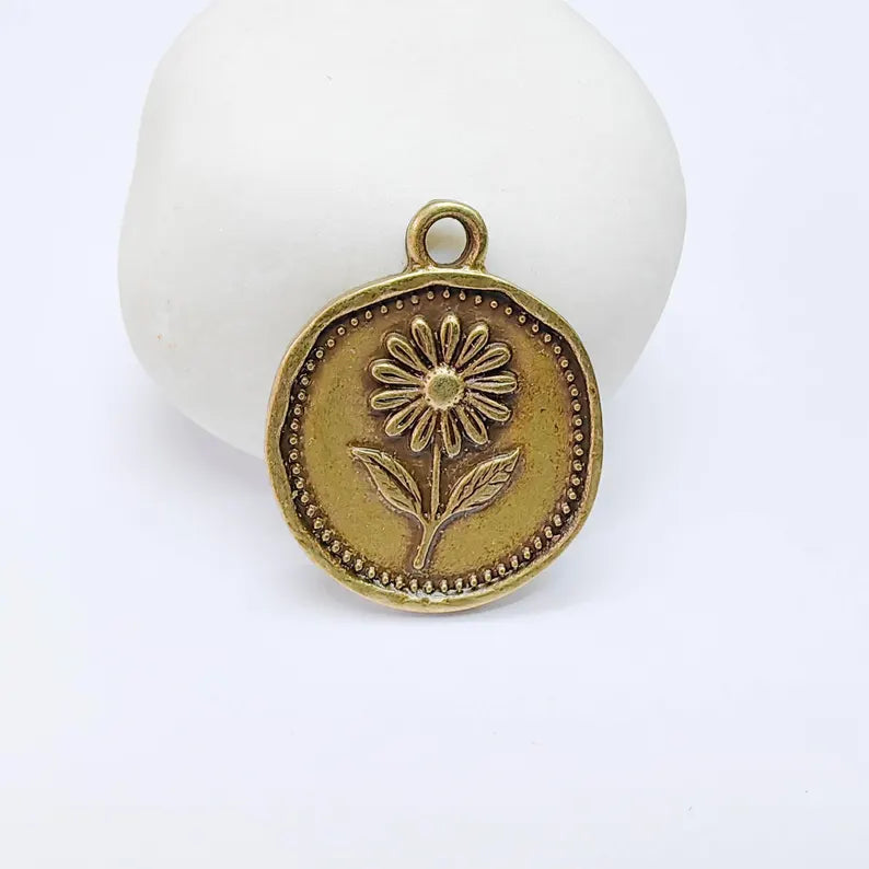 Daisy Flower Charm Pendant, Botanical Floral Design, Antique Bronze Plated, 29x24mm, G37747