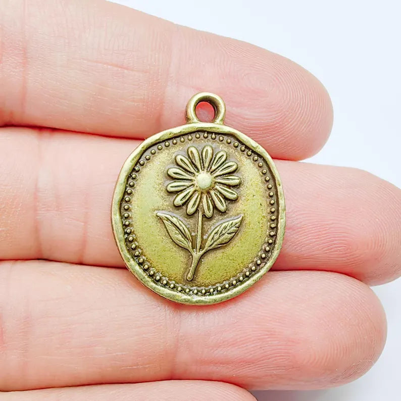 Daisy Flower Charm Pendant, Botanical Floral Design, Antique Bronze Plated, 29x24mm, G37747