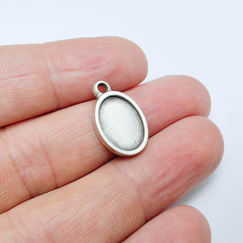 2 Oval Pendant Blanks, Resin Bezel Bases, Polymer Clay base, Antique Silver Plated (14x10mm) G37751