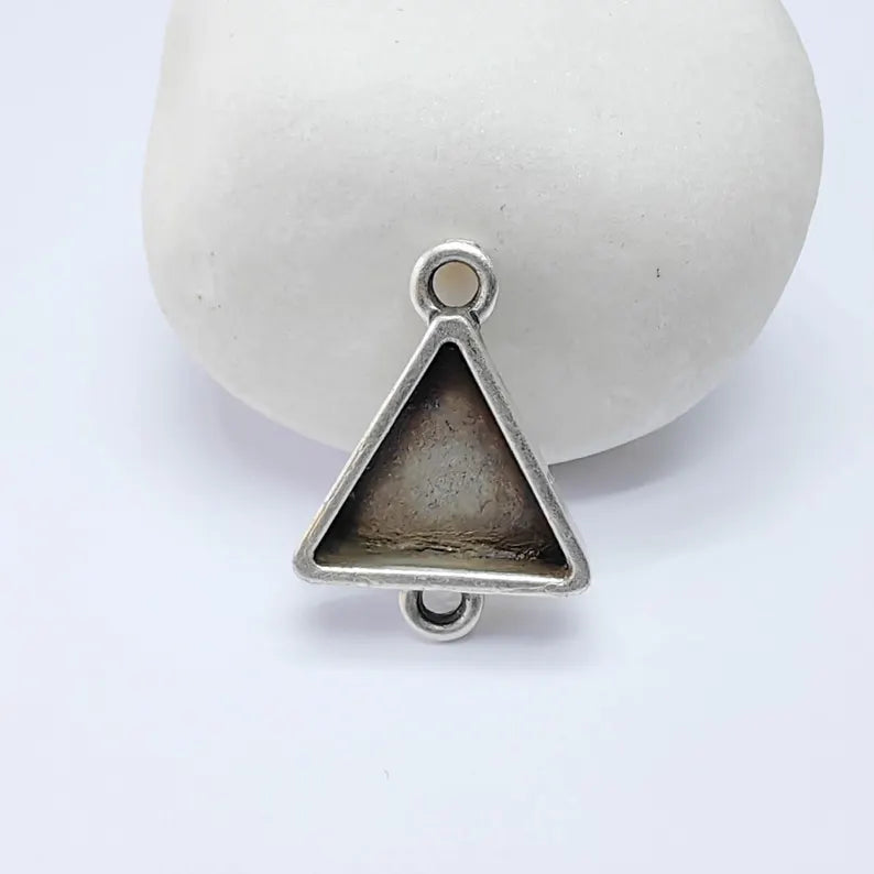 Triangle Pendant Blank, 15mm Bezel, Antique Silver, Double Loop Connector, G37650