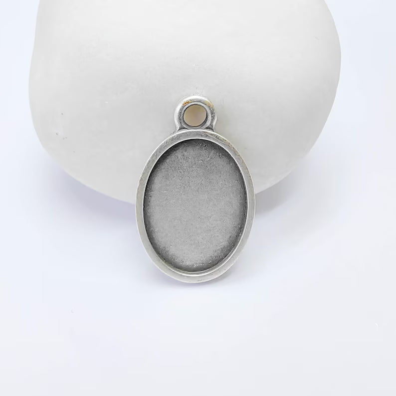 Oval Bezel Pendant, 18x13mm Inner Size, Antique Silver Plated, Zamac Jewelry Finding, 24x15mm, G37771