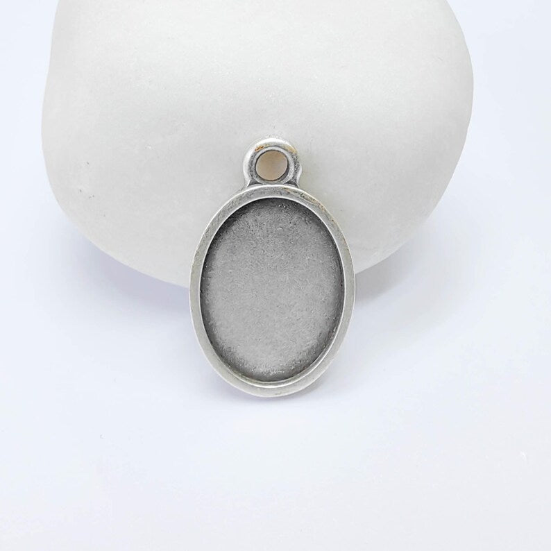 Oval Bezel Pendant, 18x13mm Inner Size, Antique Silver Plated, Zamac Jewelry Finding, 24x15mm, G37771