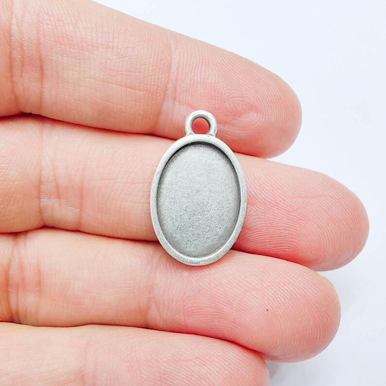 Oval Bezel Pendant, 18x13mm Inner Size, Antique Silver Plated, Zamac Jewelry Finding, 24x15mm, G37771