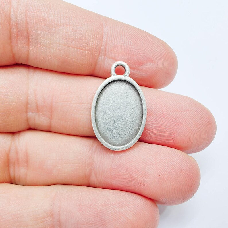 Oval Bezel Pendant, 18x13mm Inner Size, Antique Silver Plated, Zamac Jewelry Finding, 24x15mm, G37771