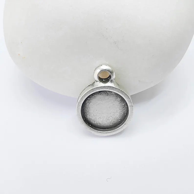 4 Round Bezel Pendant, 10mm Inner Size, Antique Silver Plated, Zamac Jewelry Finding, 16x12mm, G37773