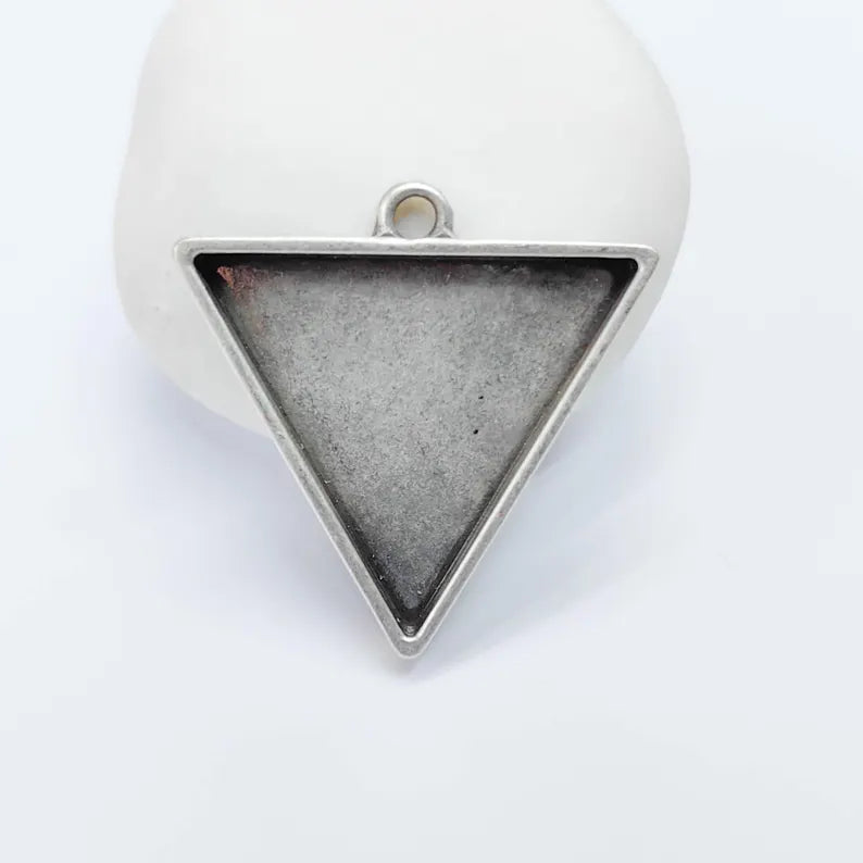 Triangle Bezel Charm Pendant, 25x25mm Bezel Setting, Geometric Frame, Antique Silver Plated G37782